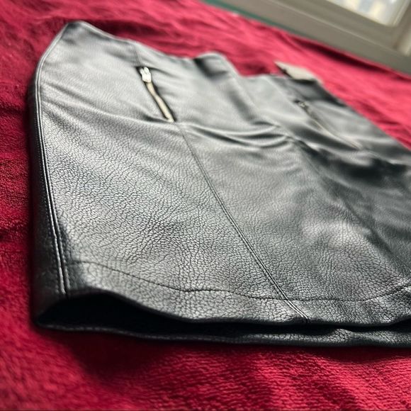 Blackβfaux leatherΒ mini skirt - Picture 3 of 6
